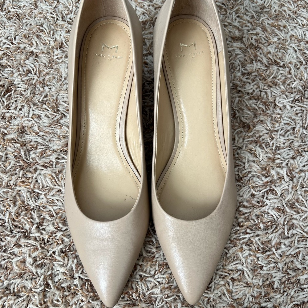 Marc Fisher Yulunda leather pump in color “latte”
